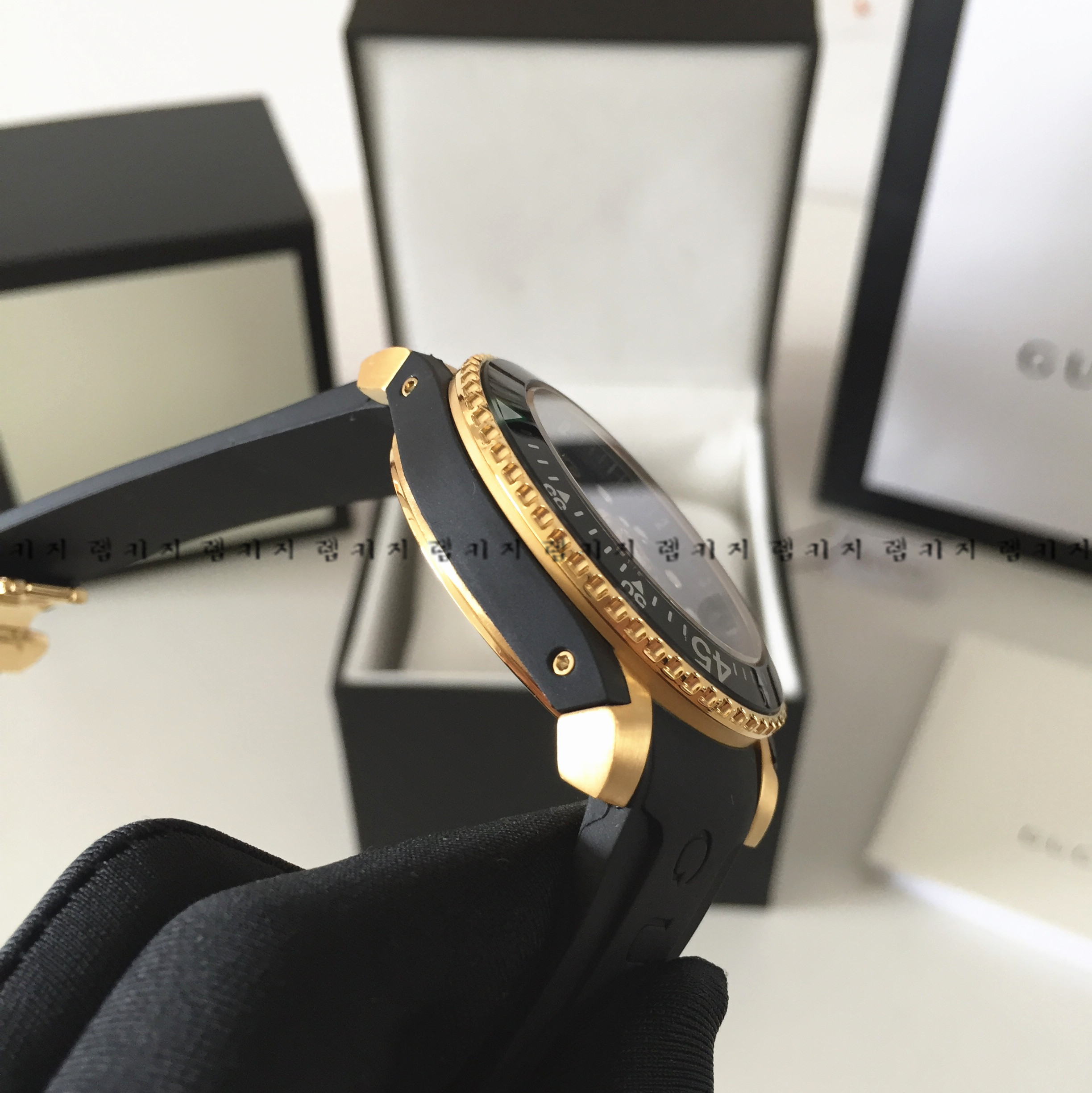 구찌 스네이크 다이브 골드베젤 우레탄시계